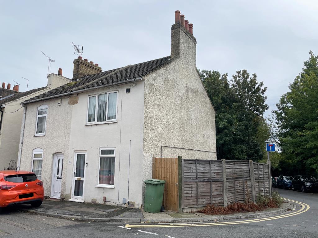 Lot: 122 - TWO-BEDROOM SEMI-DETACHED HOUSE FOR INVESTMENT -